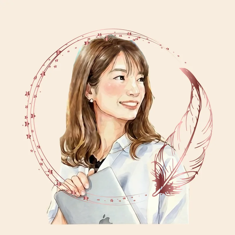 主宰のイラスト。羽根の輪の中で、ノート PC を抱えて微笑んでいる。