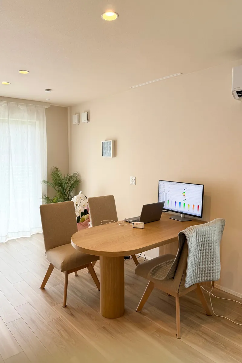 流山市のサロンの室内。丸いテーブルと椅子、窓から光が入る部屋。